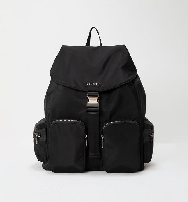 Oferta de Bolso  Morral  Nylon Con Bolsillos Utili por $959.4 en Studio F