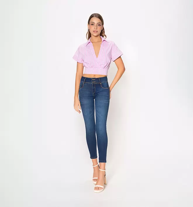 Oferta de Blusa Crop Manga Corta Con Guardapolvo Y por $769.3 en Studio F