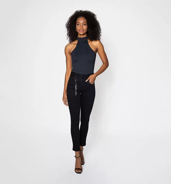 Oferta de Jean Ultraslim Negro  Pretina Ancha por $1274.15 en Studio F