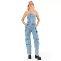 Oferta de DENIM CARGO STRAPLESS JUMPER por $799.9 en Forever 21