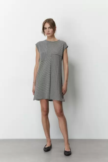 Oferta de Vestido mini rayas + Colores    $549.00      $329.00 por $54900330 en Sfera