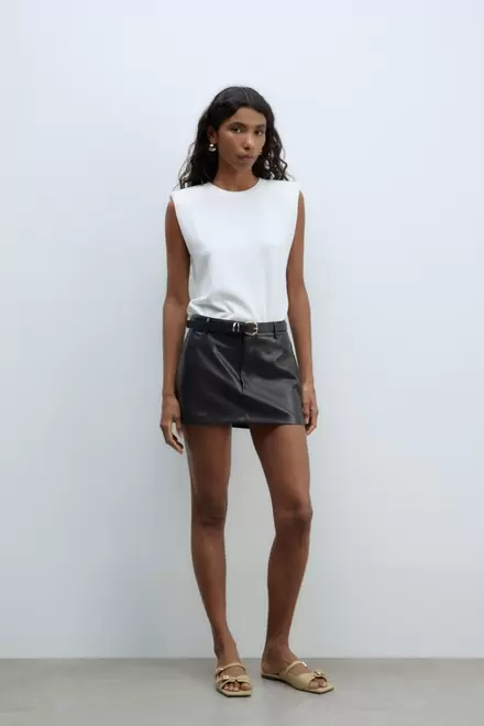 Oferta de Top liso hombrera + Colores      $499.00 por $499 en Sfera