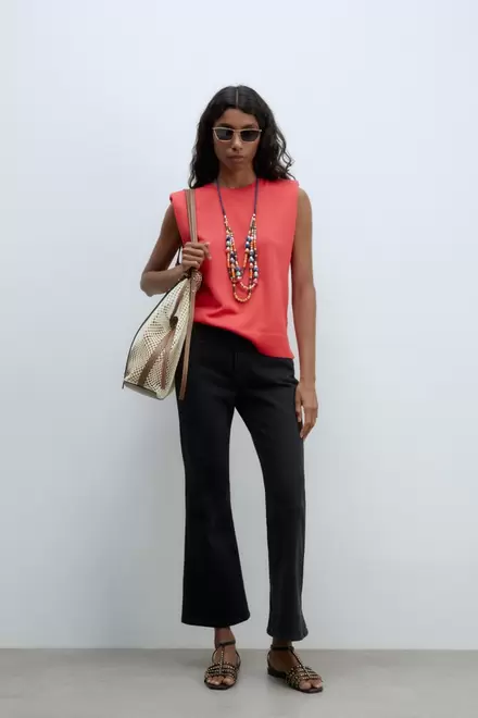 Oferta de Top liso hombrera + Colores      $499.00 por $499 en Sfera