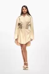 Oferta de Vestido blanco vinipiel con cinturon ancho por $1199 en SOHO