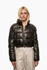 Oferta de Chamarra acolchada efecto piel con joyas por $1099 en SOHO