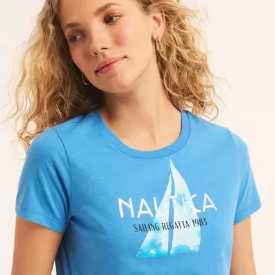 Oferta de Sustainably crafted foil sailing graphic t-shirt por $12.98 en Nautica