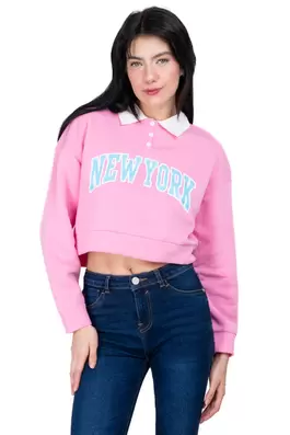 Oferta de Sudadera crop cuello polo New York por $169 en Shasa