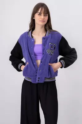 Oferta de Chamarra bomber peluche parche por $199 en Shasa