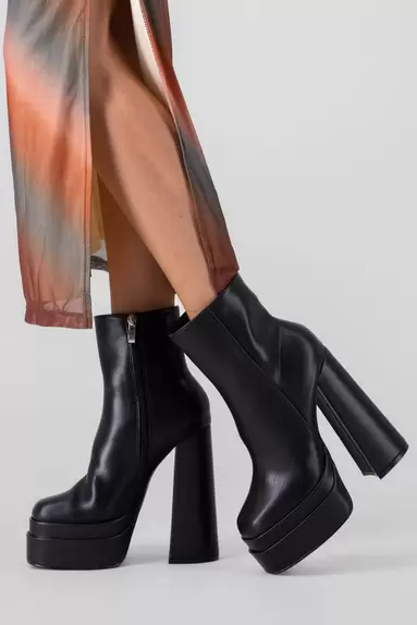 Oferta de Botín efecto piel doble plataforma por $399 en Shasa