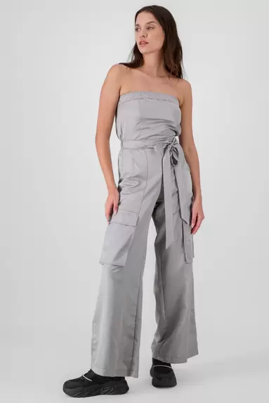 Oferta de Jumpsuit strapples cargo por $199 en Shasa