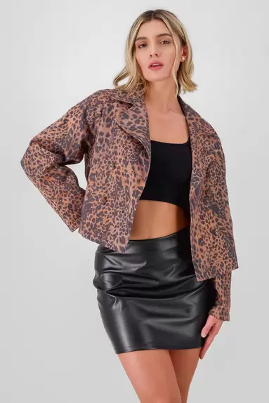 Oferta de Gabardina crop animal print por $169 en Shasa