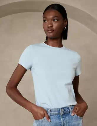 Oferta de Playera manga corta cuello redondo para mujer por $719.2 en Banana Republic